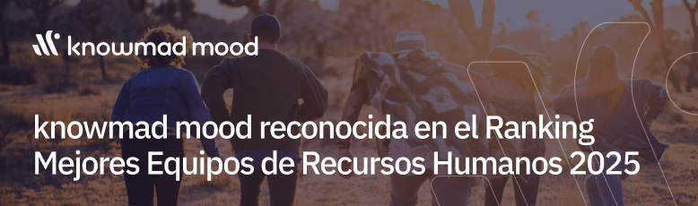 Grupo de personas corriendo en un campo al atardecer con el texto 'knowmad mood reconocida en el Ranking Mejores Equipos de Recursos Humanos 2025'.